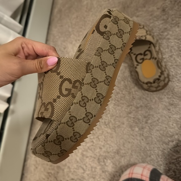 Excellent condition Gucci GG platform sandals. - Picture 2 of 6